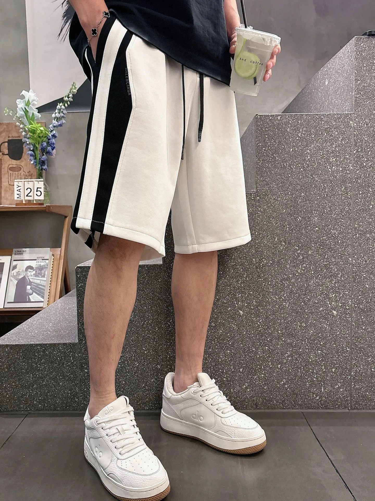Balenciaga's three-standard complete 2026 summer New Arrival men's casual shorts, advanced custom-made Breathable fabric, Breathable fabric, extremely stretchy and comfortable, impeccable details, top-grade accessories, original logo design concept, delicate and soft feel! The upper body fit is awesome! Size: M-XXXL Please state your height and weight when ordering